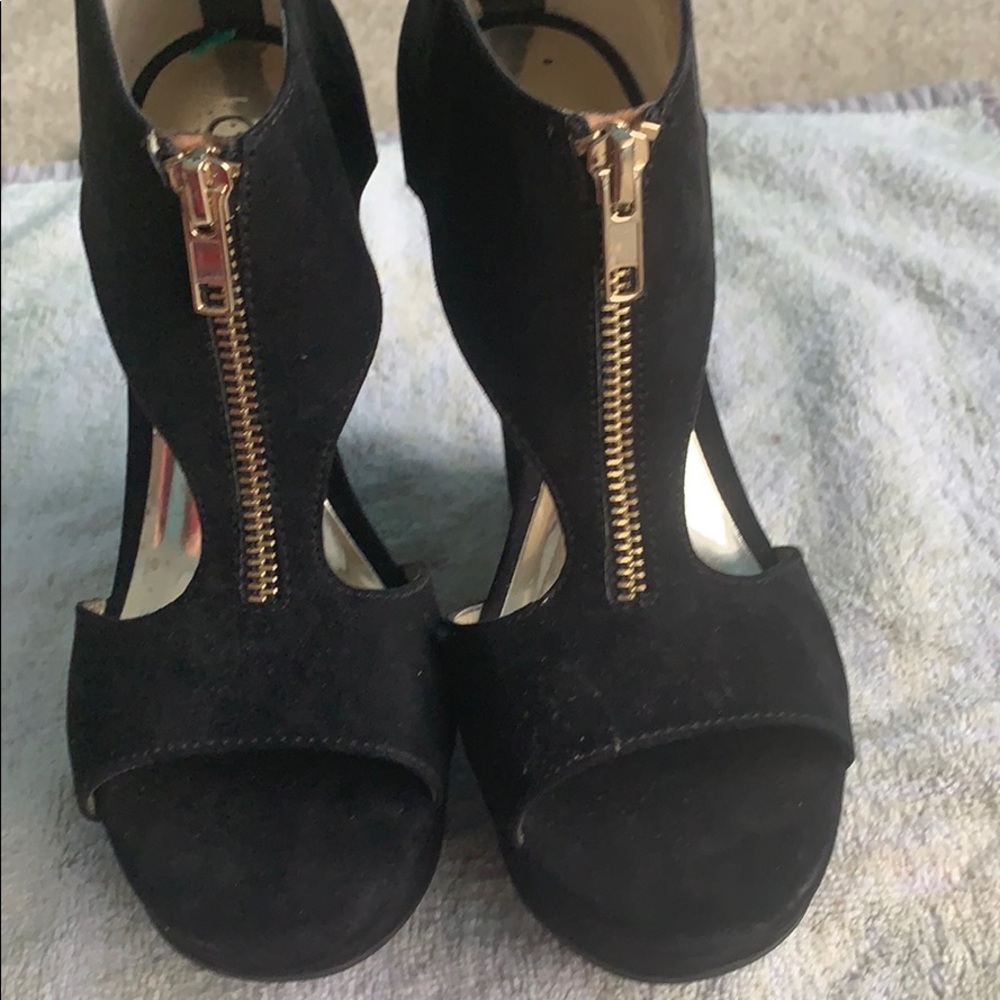 NWOT🏷//Black Suede Wedges.